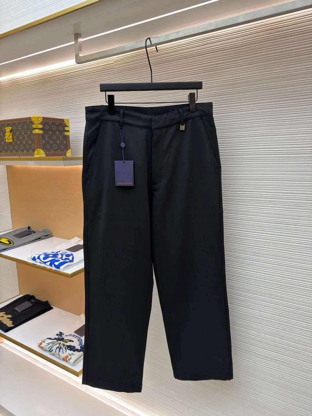LOUIS VUITTON linen patch pocket overalls ●Original version: Purchased and developed at 13450 ●Item number: 1682126-A75 ●Fabric: linen fabric ●Technology: patch production ●Color: black ●Version: fitted version ●Weight: about 600 grams ●Size: S-M-L-XL ●Description: This overall is made of light linen canvas with a simple silhouette and is made of nubuck Damier The label on the back expresses the brand's style. It can be paired with the same work jacket to create a modern look, making it an everyday fashion choice in summer. Relaxed fit 100% linen Italian pockets Back patch pockets Nubuck label. The overall wiring is straight and delicate, the fabric is comfortable and soft, and the color is consistent without color difference. It can be matched with the same style to create a fashionable look and control various occasions. Customized accessories, complete with three standards, same style for men and women!
